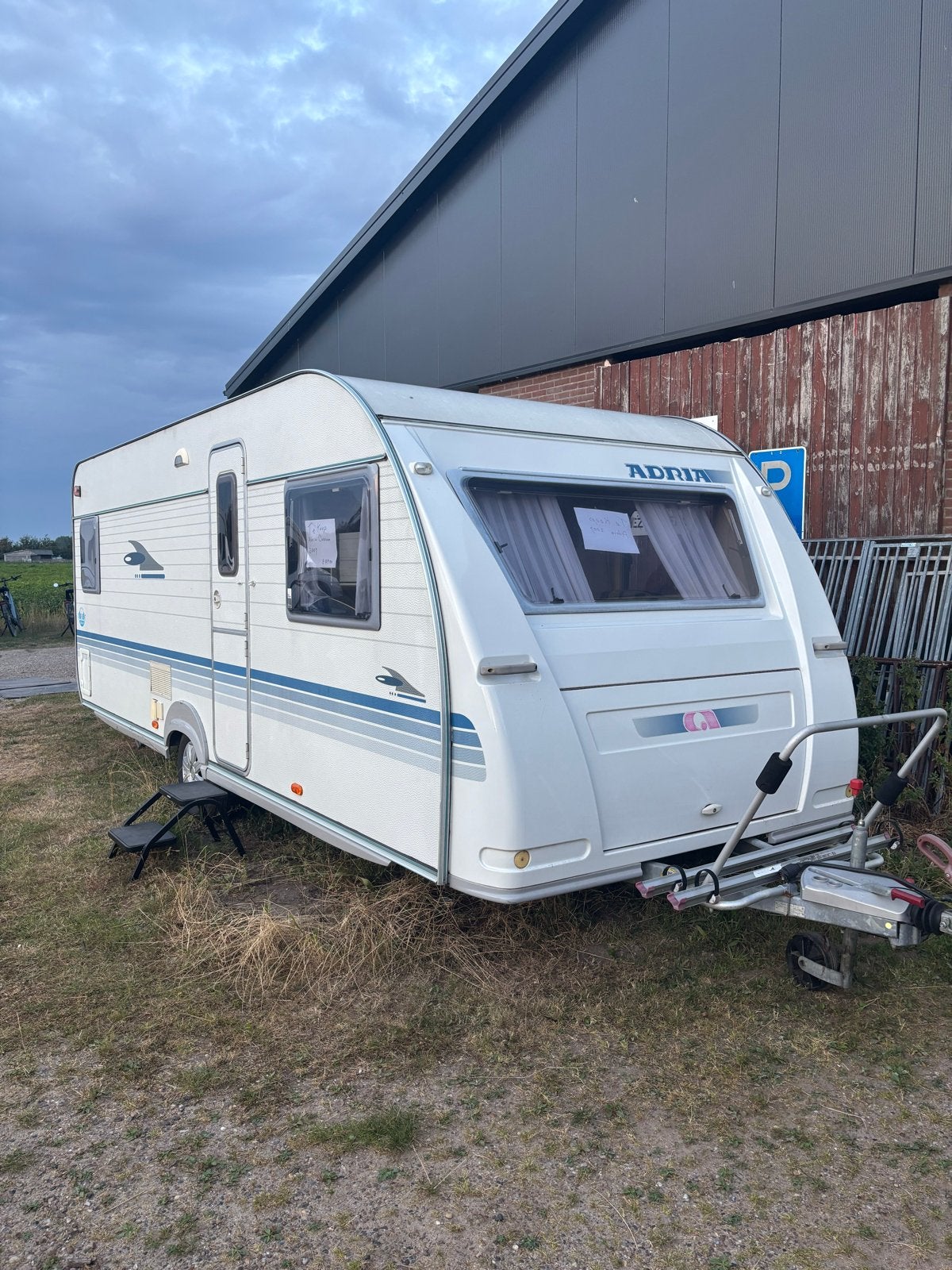 Adria Adora 562 UP Bovag Gekeurd & mét winterstalling 26/27!, Caravans en Kamperen, Caravans, Omvormbare zithoek, Rondzit, Particulier