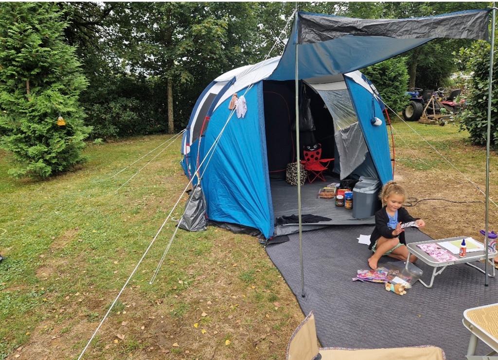 Quechua Arpenaz 4.1 tent met voorluifel en stokken, Ophalen, Gebruikt, Tot en met 4