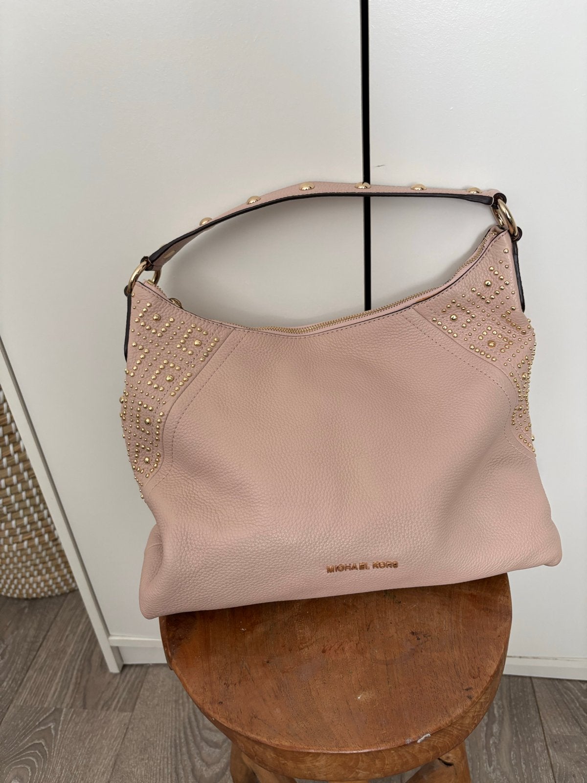 Michael Kors Studded Schoudertas - Roze, Sieraden, Tassen en Uiterlijk, Ophalen of Verzenden, Zo goed als nieuw, Roze, Schoudertasje