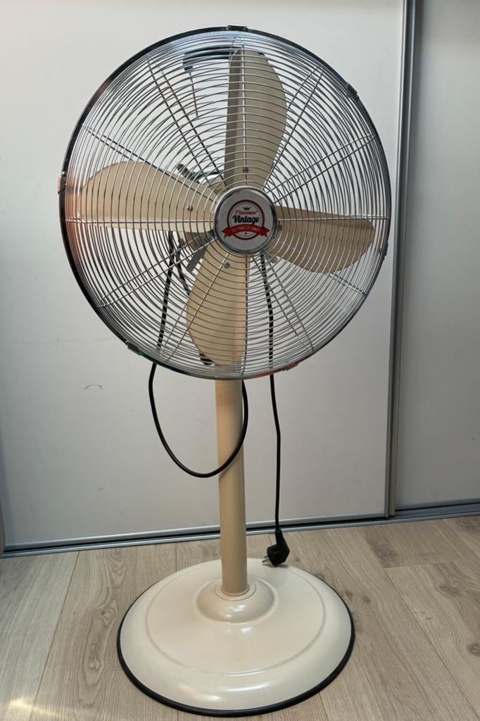 Twee ventilatoren in retro stijl, Ophalen, Zo goed als nieuw, Statiefventilator