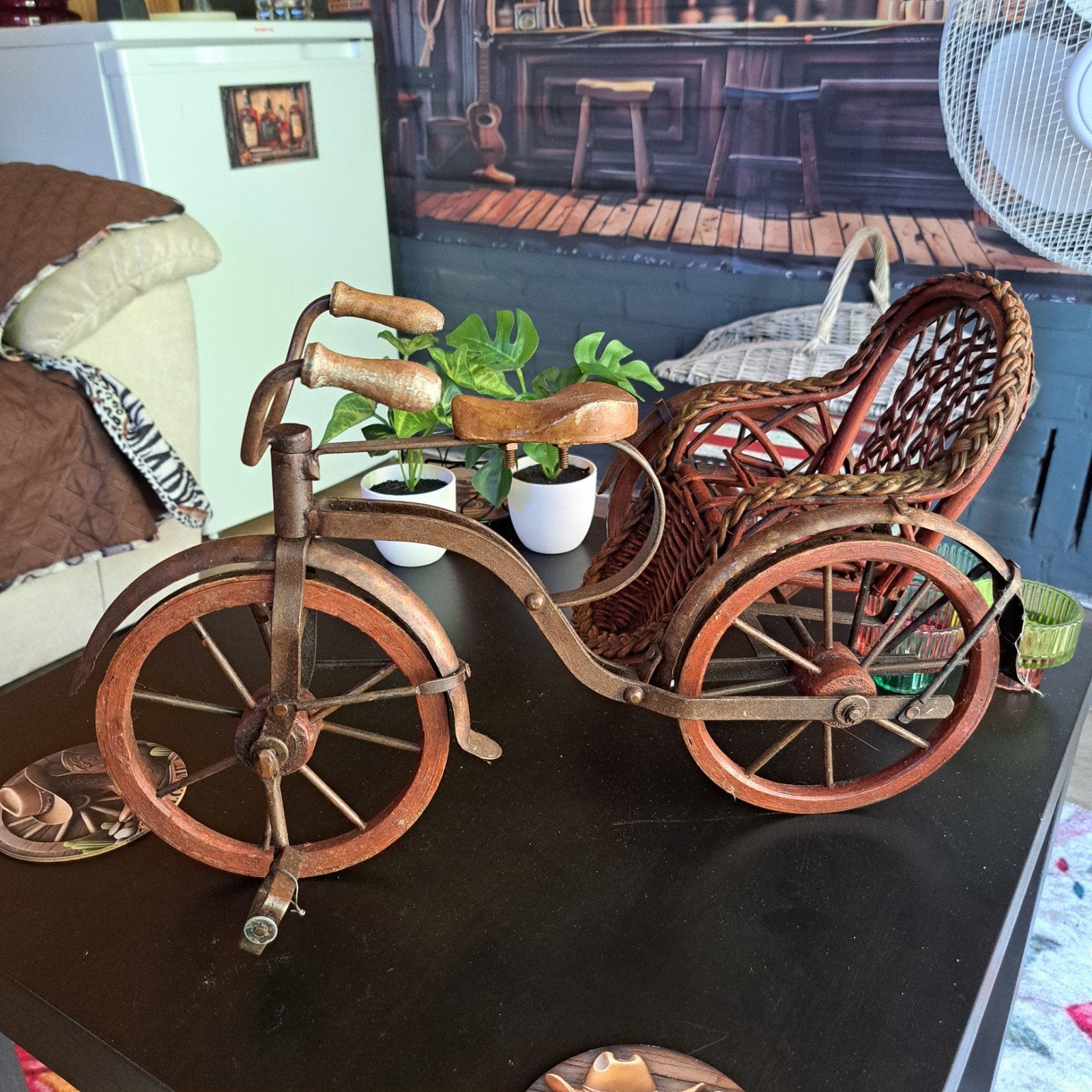Decoratieve driewieler met mandje - Vintage stijl, Antiek en Kunst, Ophalen