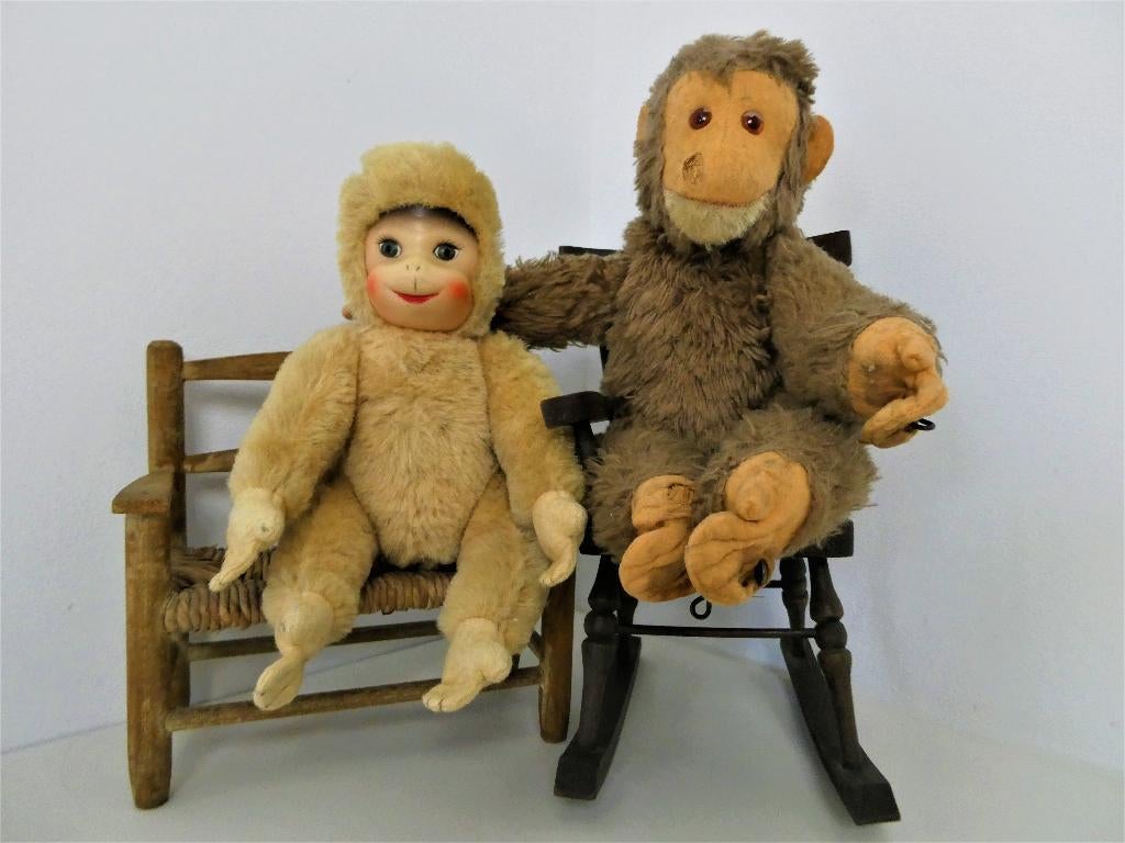 Knuffel Aapjes met bankje en een schommelstoel, Ophalen of Verzenden