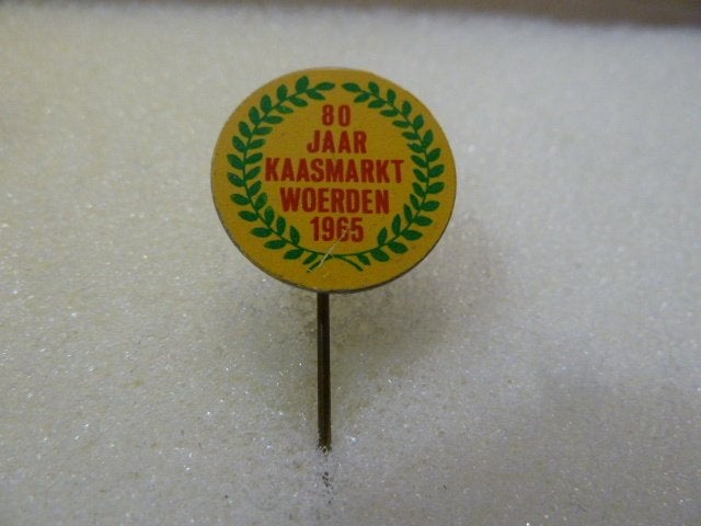 Speldje 80 Jaar kaasmarkt Woerden 1965, Verzamelen, Speldjes, Pins en Buttons, Ophalen of Verzenden, Zo goed als nieuw, Overige onderwerpen