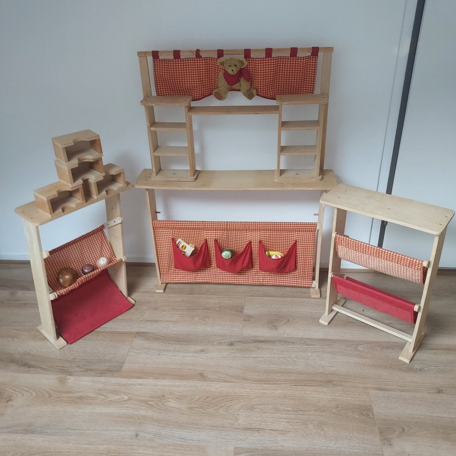 SPEELGOED WINKEL, HOUT, MET STOF ROOD WIT, BOODSCHAPPEN, Kinderen en Baby's, Speelgoed | Houten speelgoed, Ophalen, Zo goed als nieuw