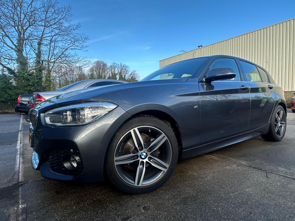 BMW 1-Serie; 118i M-sport; 136pk; Aut 2018 Grijs, Auto's, BMW, 4 cilinders, Bedrijf, 650 kg, Zilver of Grijs