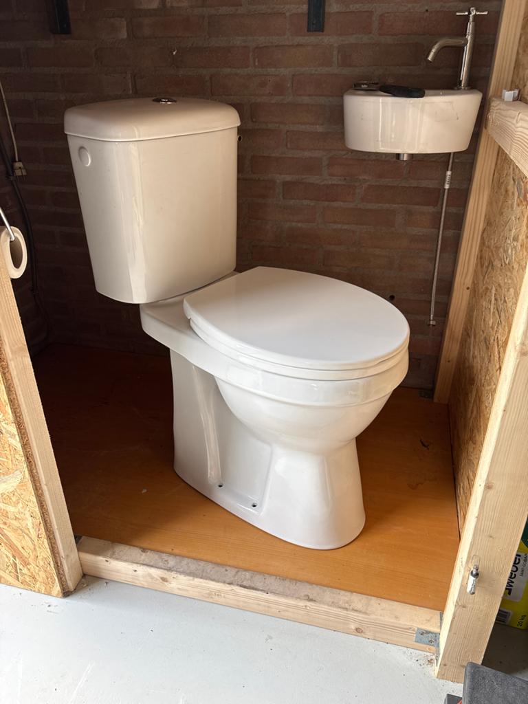 Witte toiletpot met achter aansluiting, Ophalen, Zo goed als nieuw, Toilet