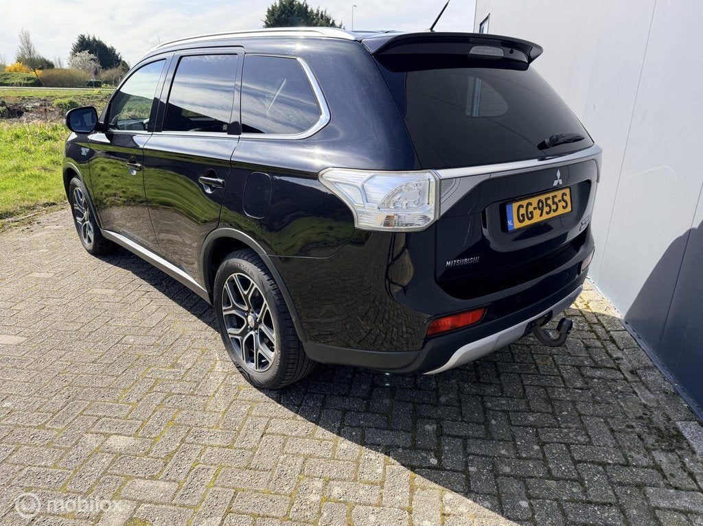 Mitsubishi Outlander 2.0 PHEV Limited Edition X-Line|trekhaa, Auto's, Mitsubishi, 4 cilinders, Zwart, Bedrijf, Vierwielaandrijving