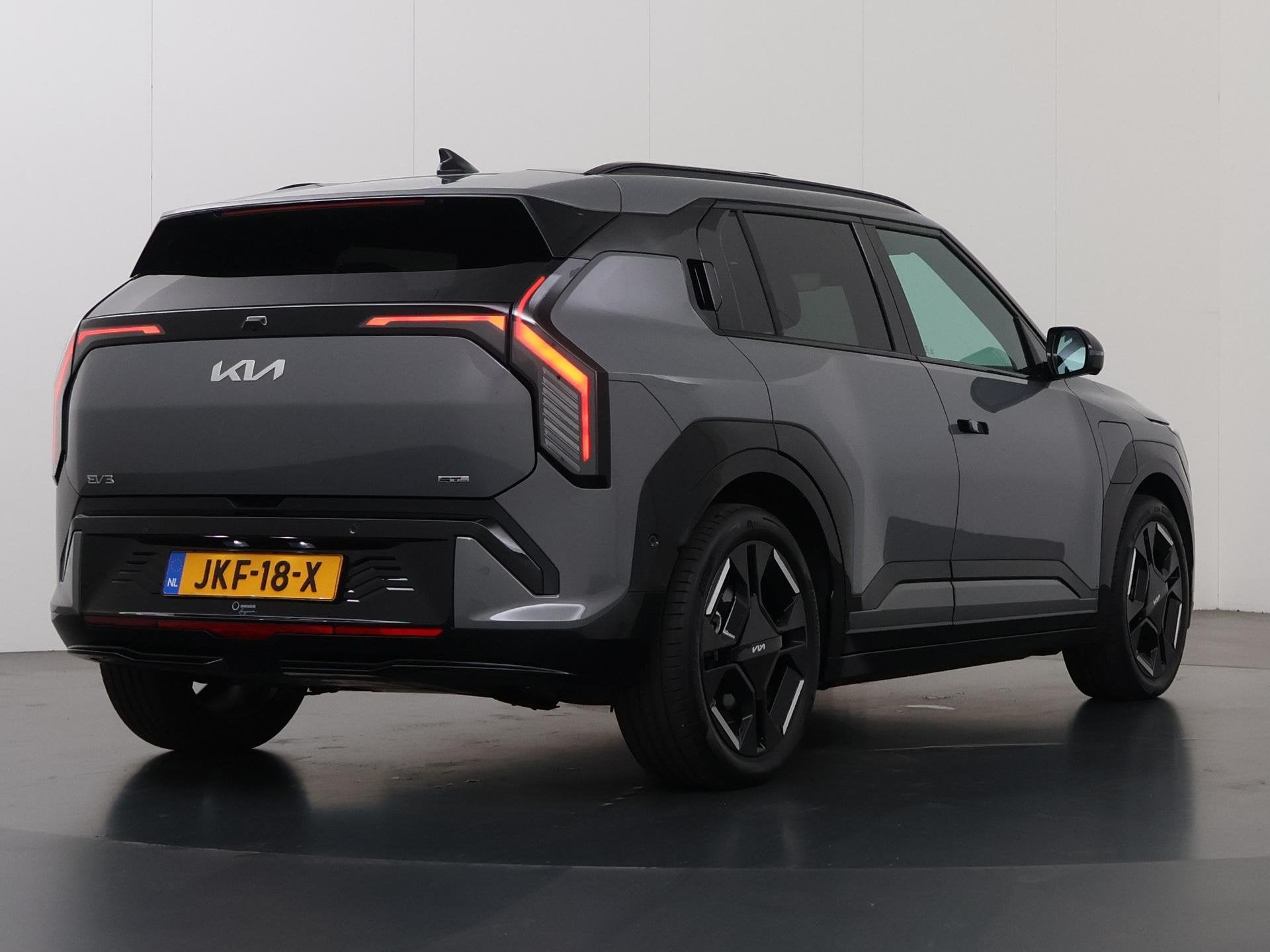 Kia EV3 GT-PlusLine 81.4 kWh | Panoramadak | Winterpakket |, Origineel Nederlands, Grijs, 204 pk, 1000 kg