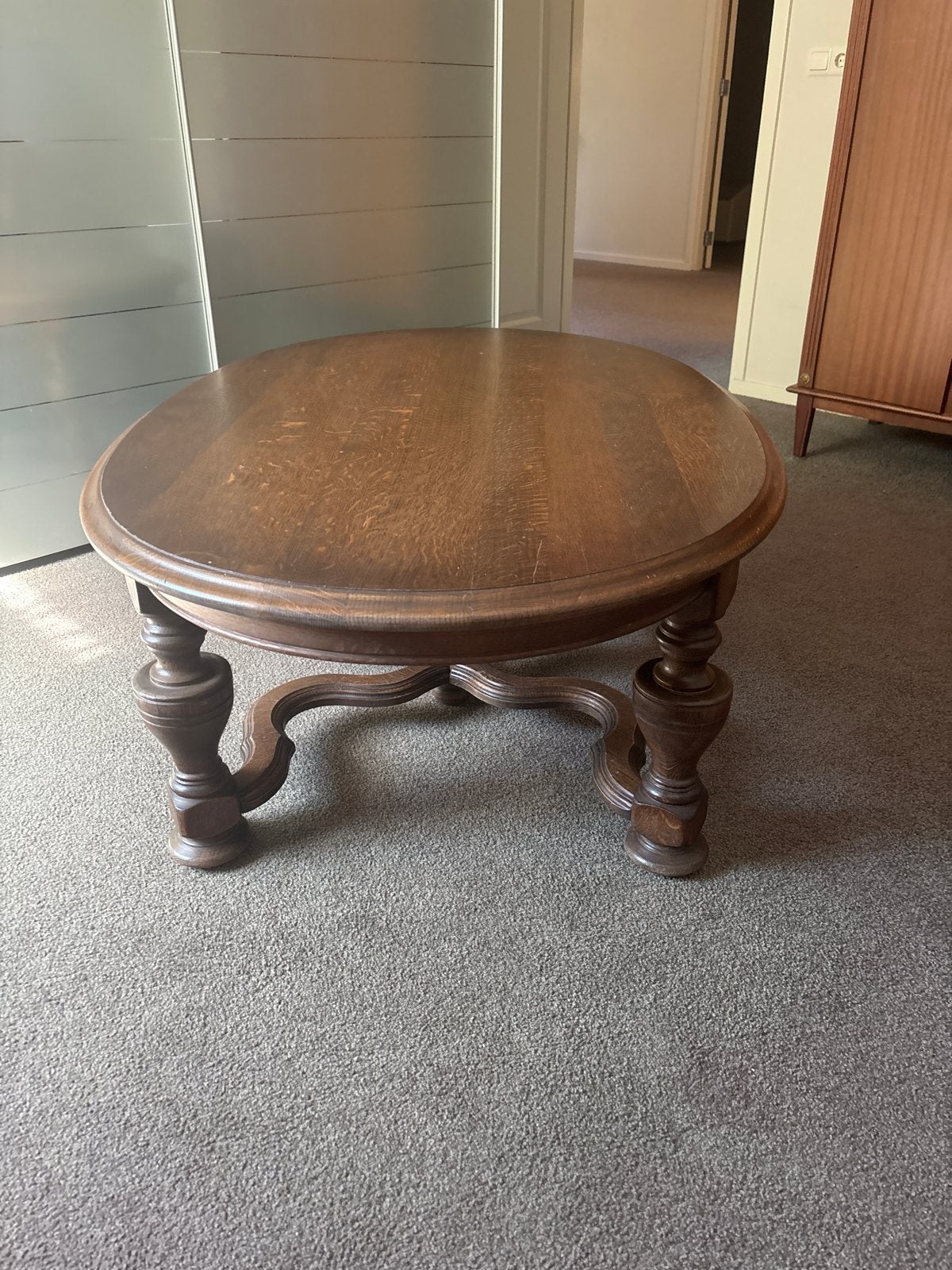 Antieke ovale salontafel van donker hout, Ophalen