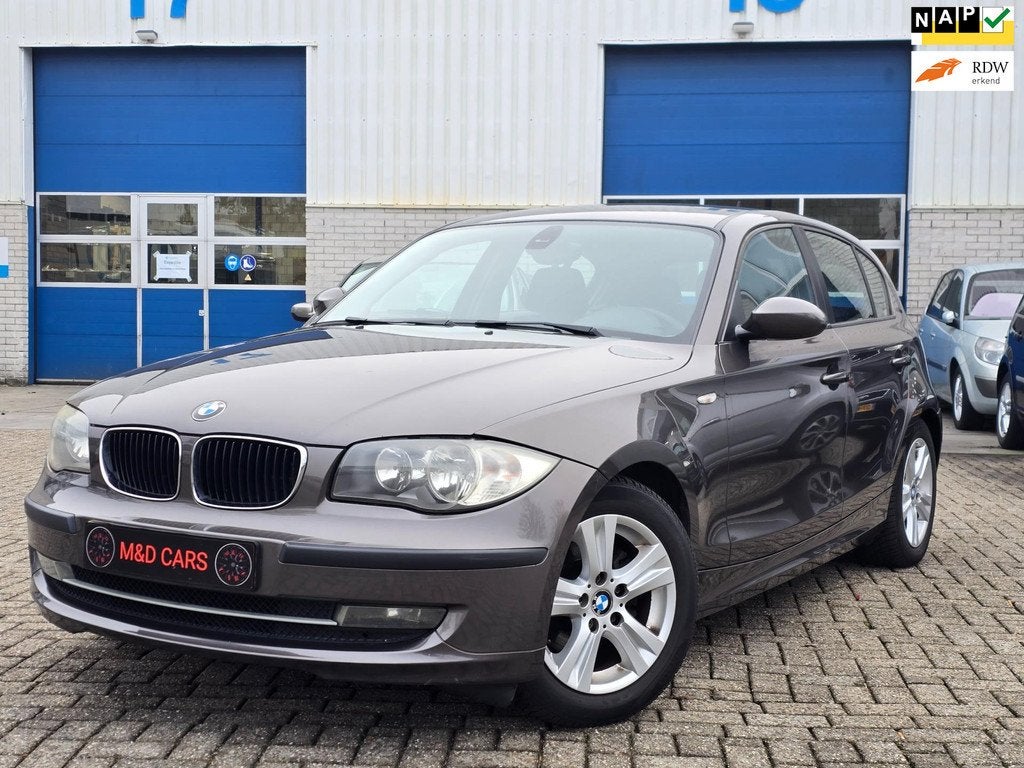 BMW 1-serie 118i Business Line AUTOMAAT/NAP/AIRCO/CR CONTROL, Auto's, BMW, Zwart, Bruin, Origineel Nederlands, 650 kg