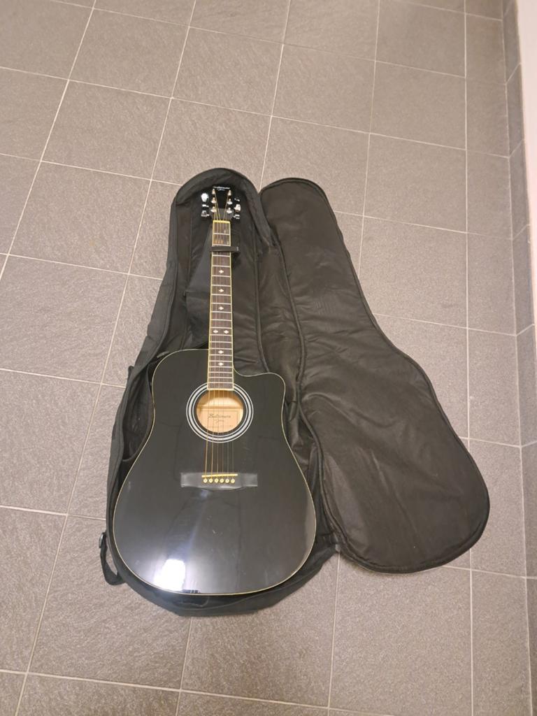 Baltimore by Johnson Western gitaar met tas en capo, Ophalen, Gebruikt, Western- of Steelstringgitaar, Met koffer