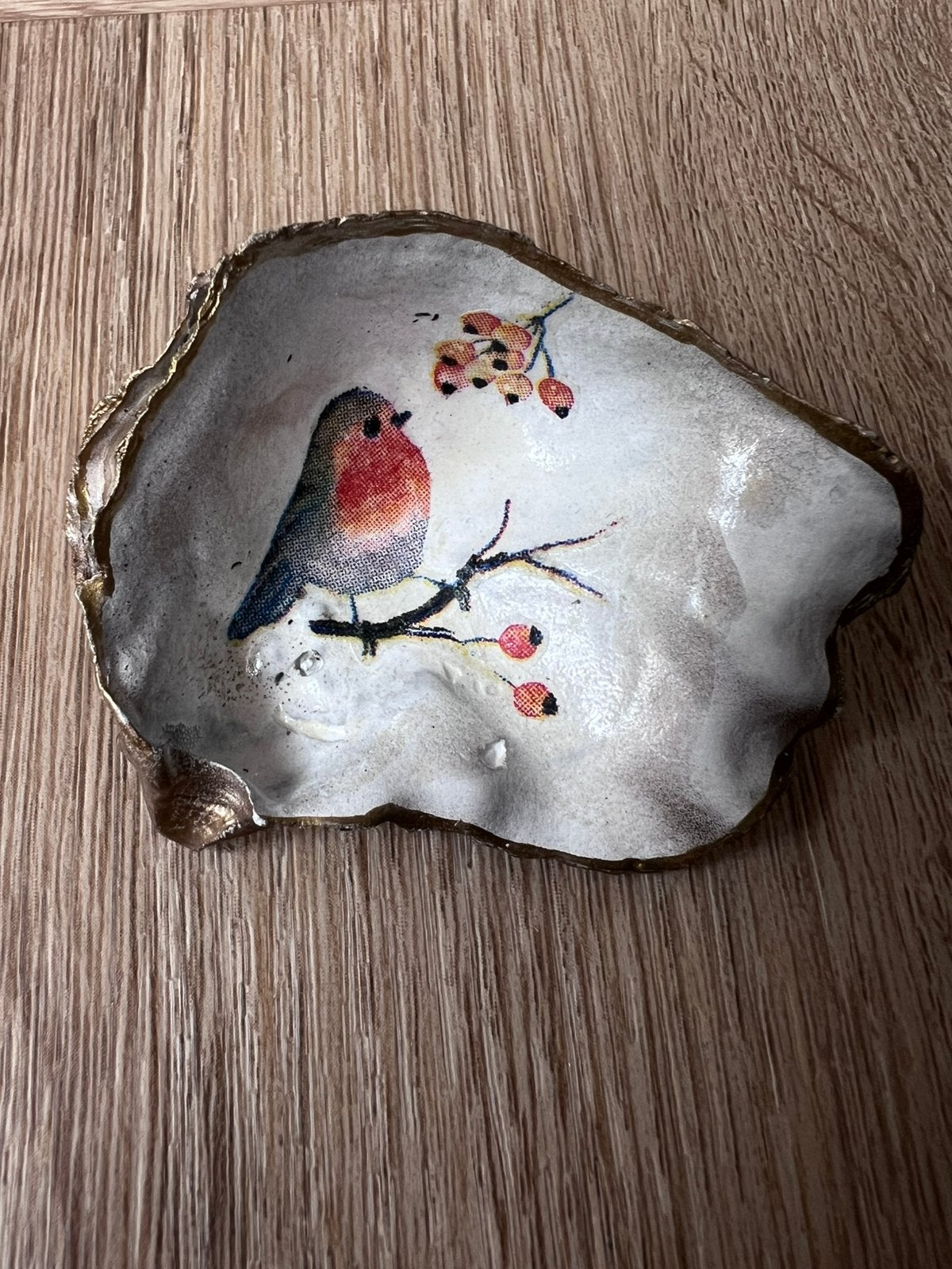 Klein oesterschelpje met roodborstje, Ophalen of Verzenden, Schelp(en)