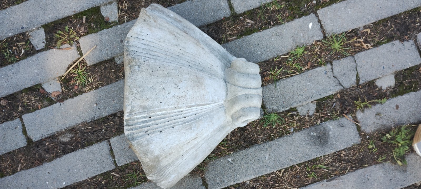 2 antieke betonnen wanddecoraties in schelpvorm, Tuin en Terras, Verzenden, Gebruikt, Beton, Abstract beeld