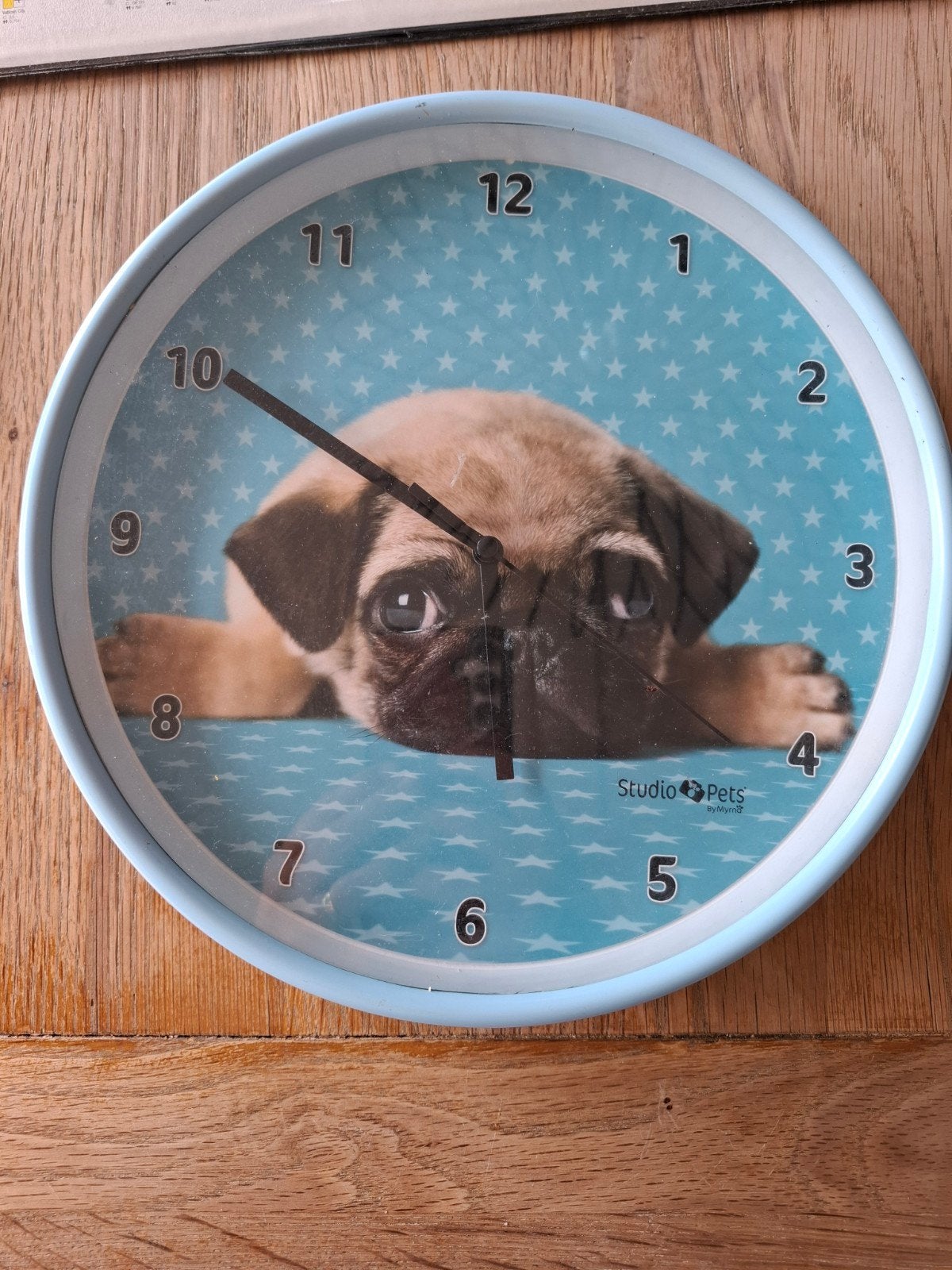 Leuke wandklok met puppy (Mopshond) - Studio Pets, Analoog, Werkt op batterijen, Ophalen of Verzenden, Blauw