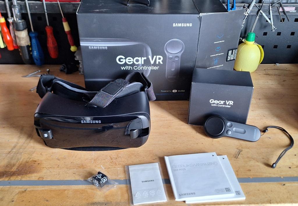 Samsung Gear VR met Controller (SM-R325), Ophalen of Verzenden, Zo goed als nieuw, VR-bril, Telefoon