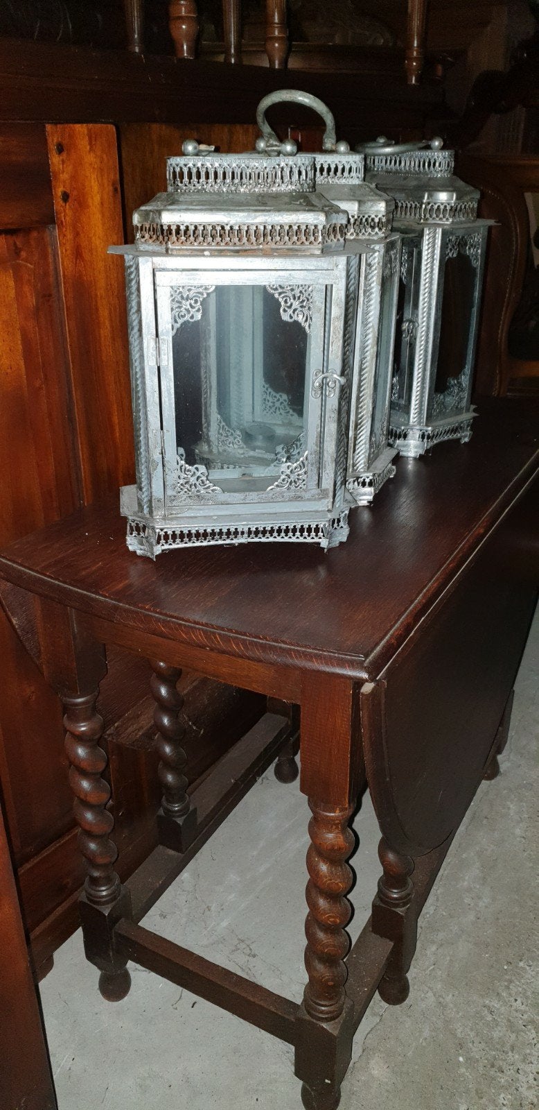 Antieke hangoren tafel met gedraaide poten, Ophalen