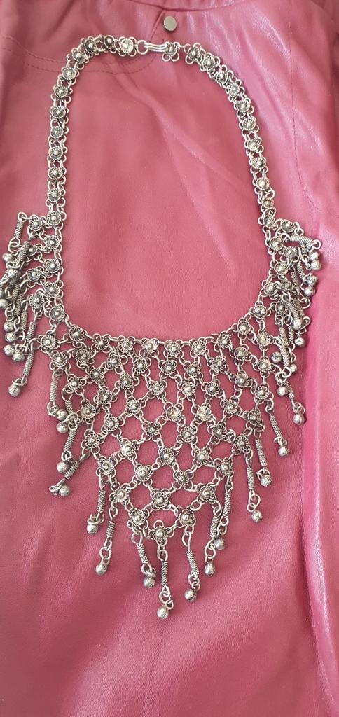 Vintage Zilverkleurige Ketting met Bloemmotief en Belletjes, Ophalen of Verzenden, Gebruikt, Zilver, Overige materialen