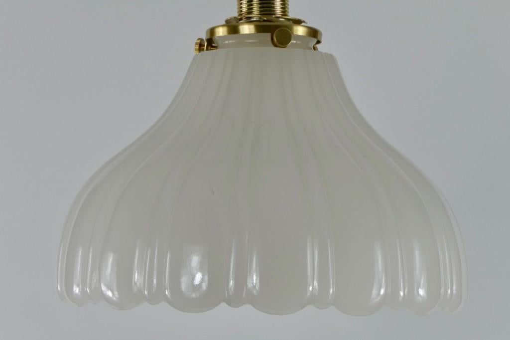 Holophane wit glas hanglamp met messing kapdrager, Huis en Inrichting, Lampen | Hanglampen, Art deco, Ophalen of Verzenden, Zo goed als nieuw
