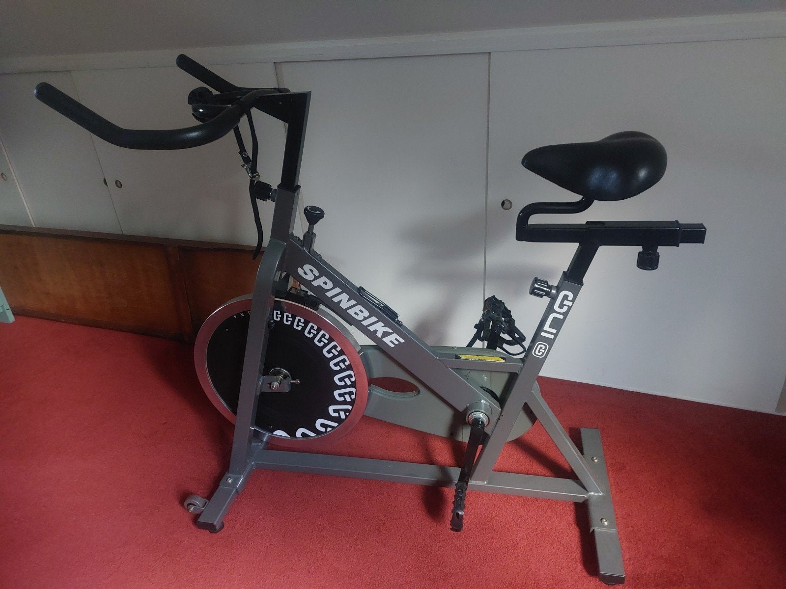Spinbike met instelbare weerstand en zadel/stuurhoogte, Sport en Fitness, Ophalen, Zo goed als nieuw, Benen, Overige typen