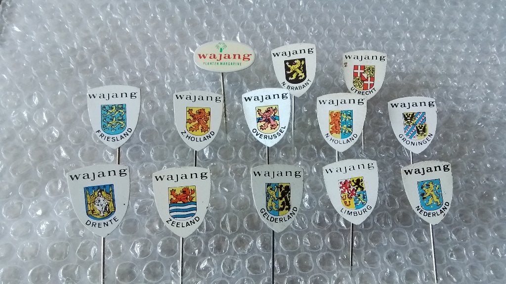 13 verschillende speldjes wajang margarine, Verzamelen, Speldjes, Pins en Buttons, Ophalen of Verzenden, Zo goed als nieuw, Overige onderwerpen