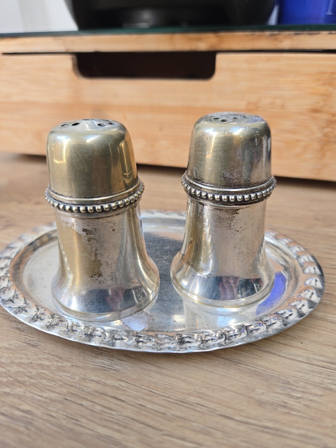 Vintage Zilverkleurige Zout- en Peperstrooiers met Dienblad, Antiek en Kunst, Ophalen of Verzenden, Zilver