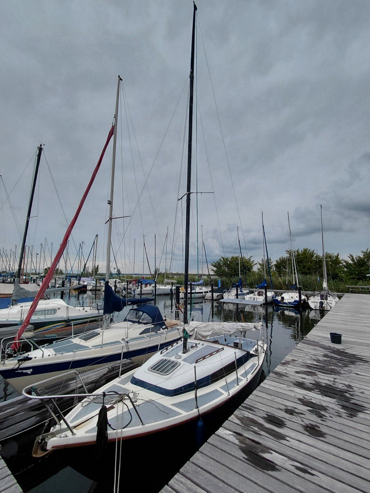 7 bij 2,4 m Zeilboot met buitenboordmotor en zonnepaneel, Ophalen, Overige merken, Gebruikt, Viertaktmotor