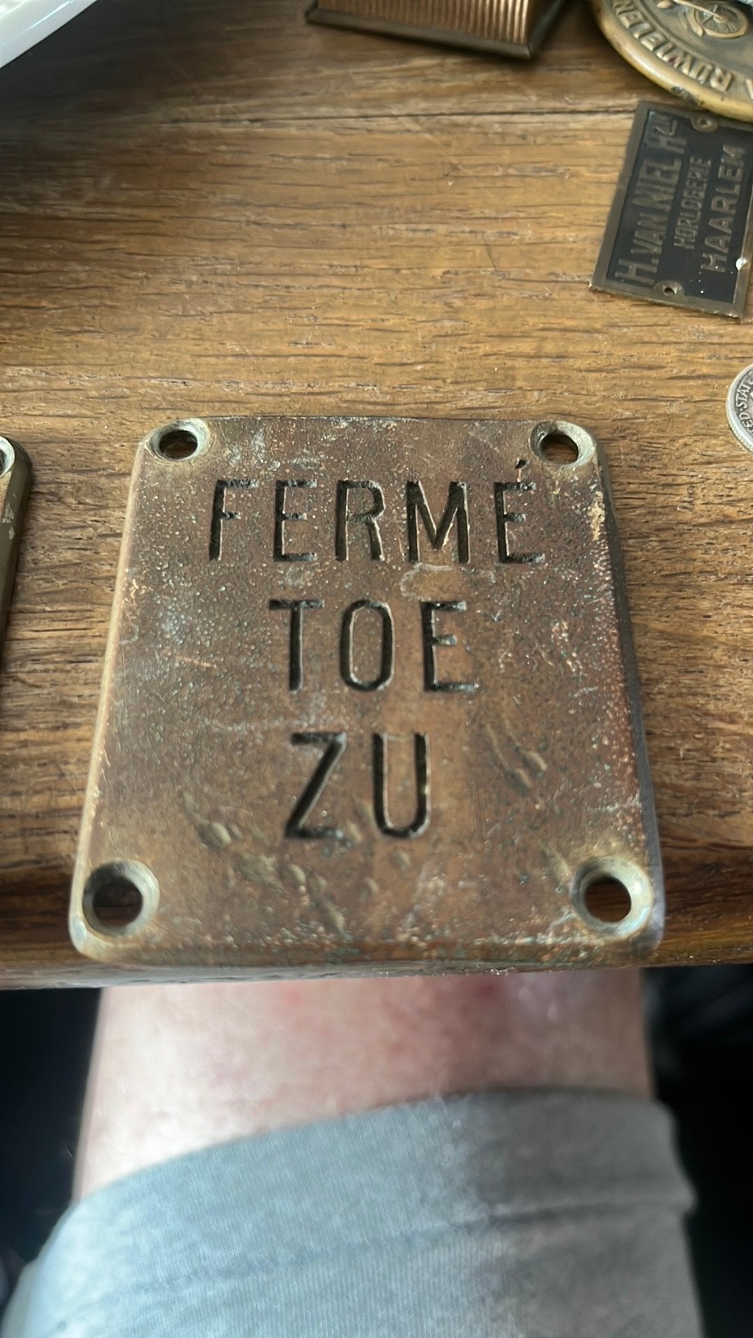 Twee koperen deurplaatjes “Open en dicht” 5,5 x 6,5cm oud, Ophalen of Verzenden, Zo goed als nieuw