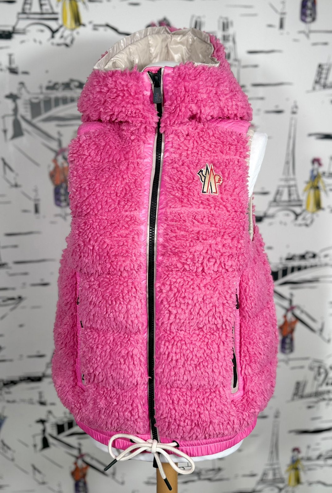 Moncler Grenoble roze donsjas bodywarmer maat S (950 euro), Moncler EU, Ophalen of Verzenden, Zo goed als nieuw, Moncler