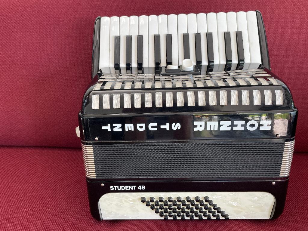 Kleine duitse Hohner Student accordeon. 48 bas .Licht ., Muziek en Instrumenten, 48-bas, Met koffer, Zo goed als nieuw, Hohner