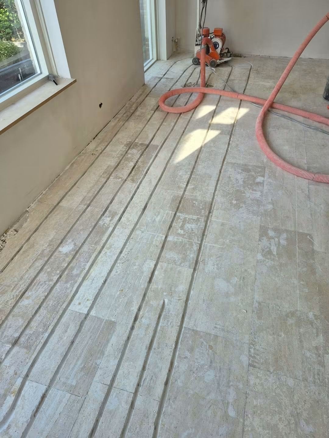 Vloerverwarming Frezen Egaliseren Dichtsmeren, Vloerbewerking of Renovatie