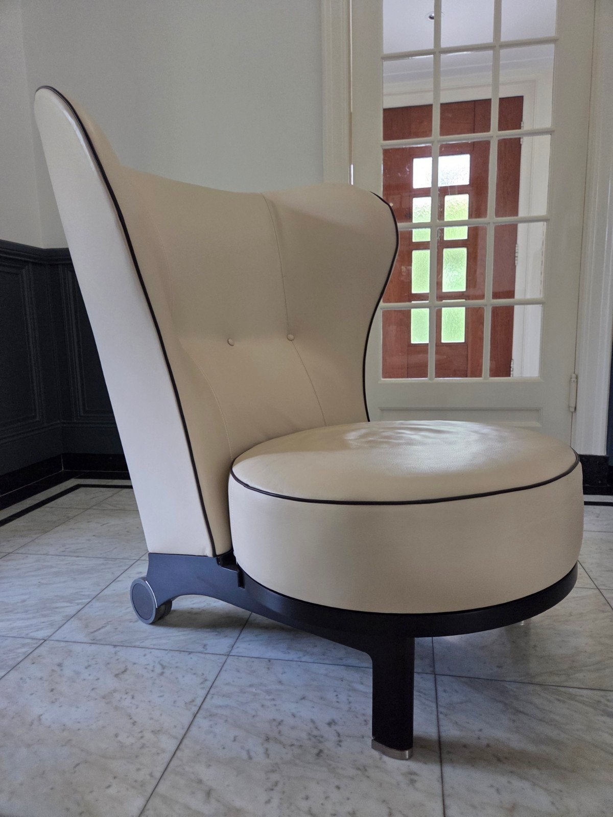 Giorgetti Design Fauteuil - Chi Wing Lo - Beige Leer, 100 tot 125 cm, Zo goed als nieuw, 75 tot 100 cm, Ophalen