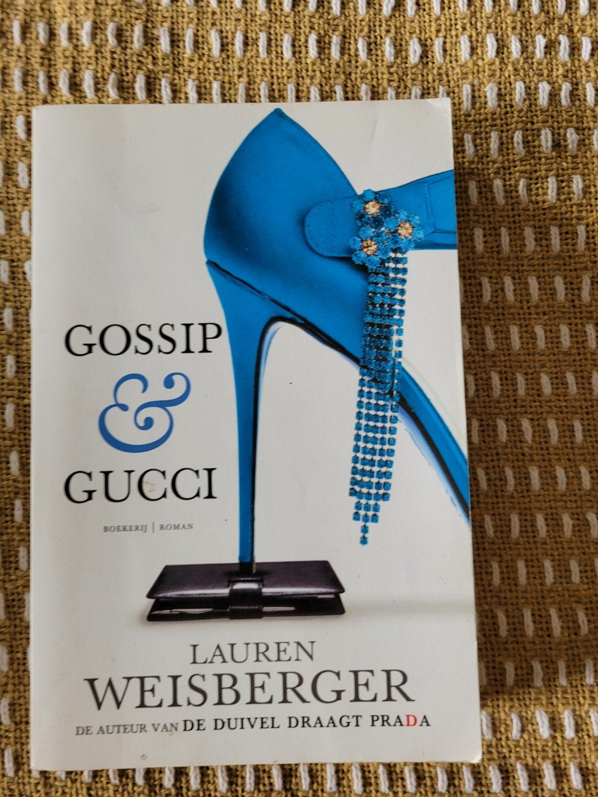 Lauren Weisberger - Gossip & Gucci, Boeken, Chicklit, Ophalen of Verzenden, Gelezen, Lauren Weisberger