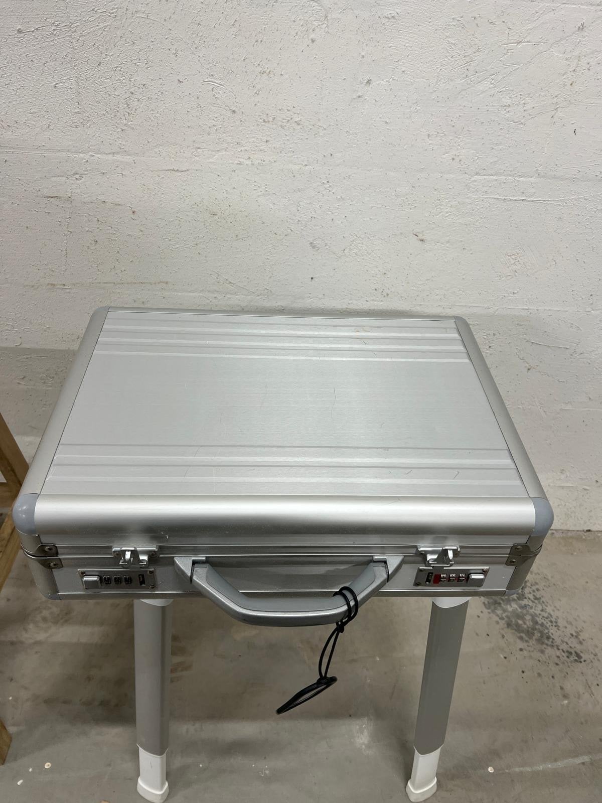 Nette aluminium koffer met cijfersloten, Sieraden, Tassen en Uiterlijk, 50 tot 60 cm, Slot, Ophalen of Verzenden, Zo goed als nieuw