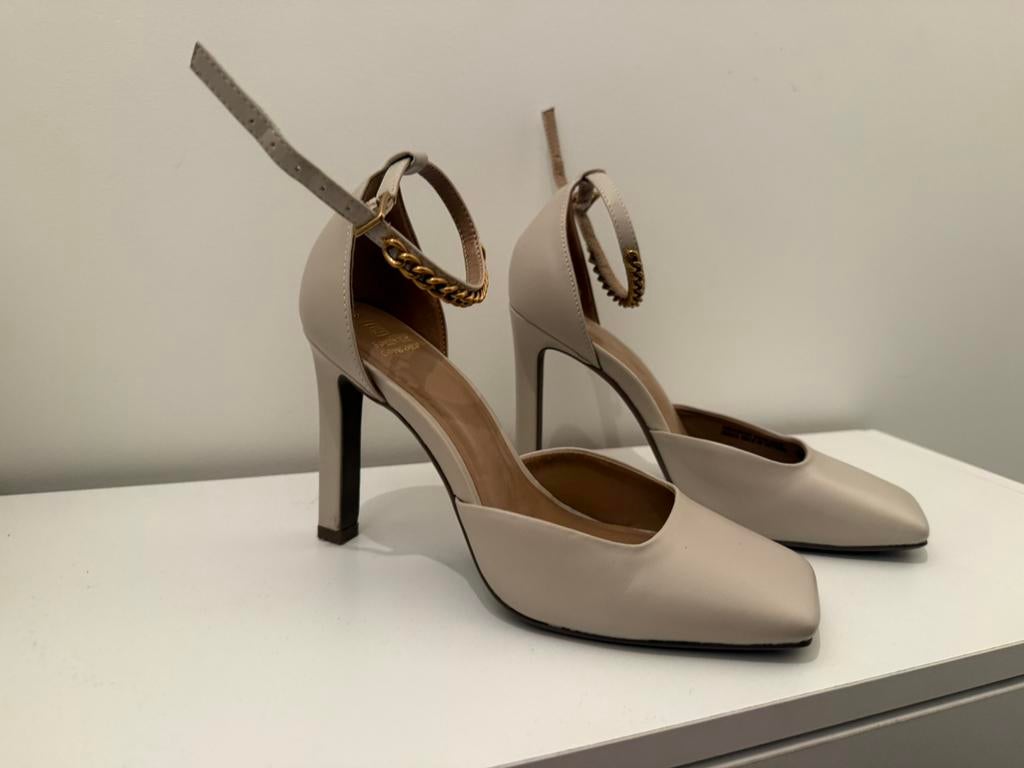 Elegante hakschoenen in nieuwstaat, Wit, Ophalen of Verzenden, Zo goed als nieuw, Schoenen met hoge hakken