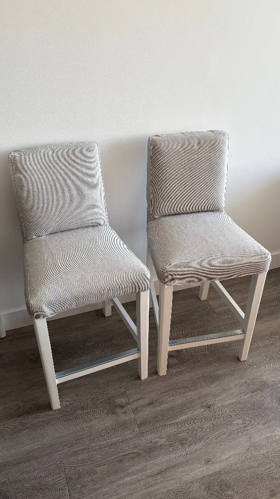 IKEA BERGMUND barkruk met rugleuning wit/grijs, Ophalen, 60 tot 90 cm, Zo goed als nieuw, 1 kruk