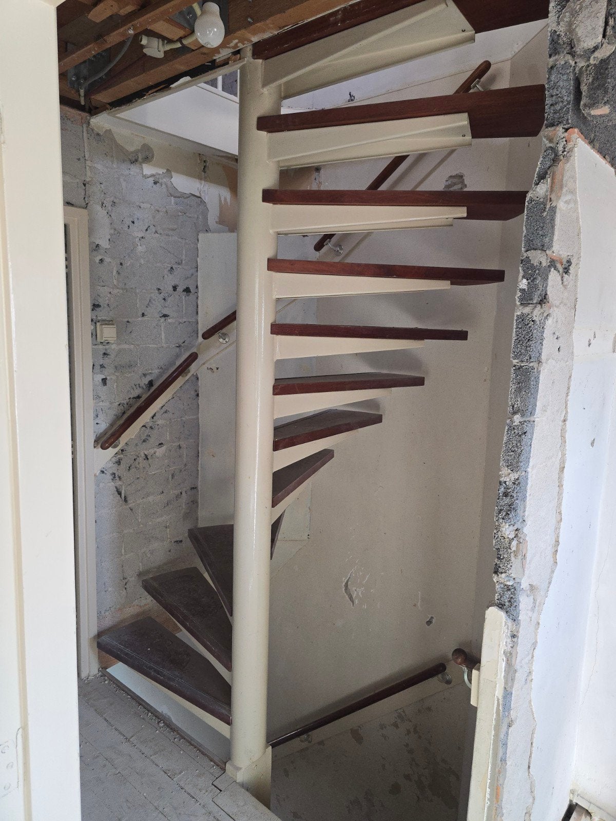 Stalen binnentrap met massief eiken treden, Ophalen, Gebruikt, Trap, 2 tot 4 meter
