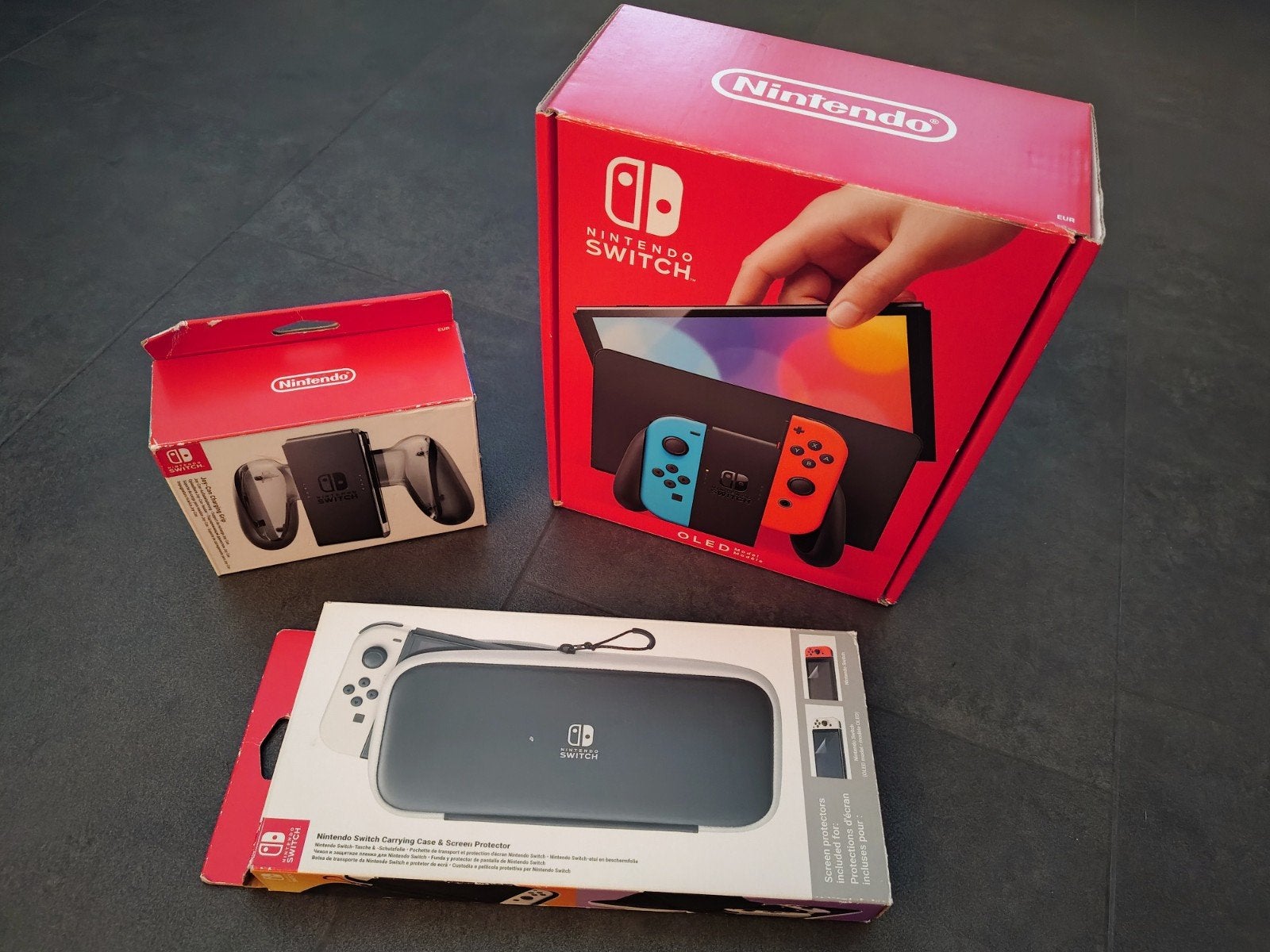 Nintendo Switch OLED blauw/rood + accessoires, Spelcomputers en Games, Verzenden, Zo goed als nieuw, Met 1 controller, Switch OLED