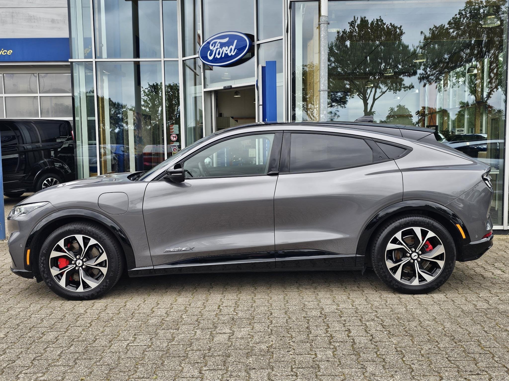 Ford Mustang Mach-E Extended Premium RWD 98 kWh | Panoramada, Auto's, Ford, Automaat, Gebruikt, Zwart, 600 km