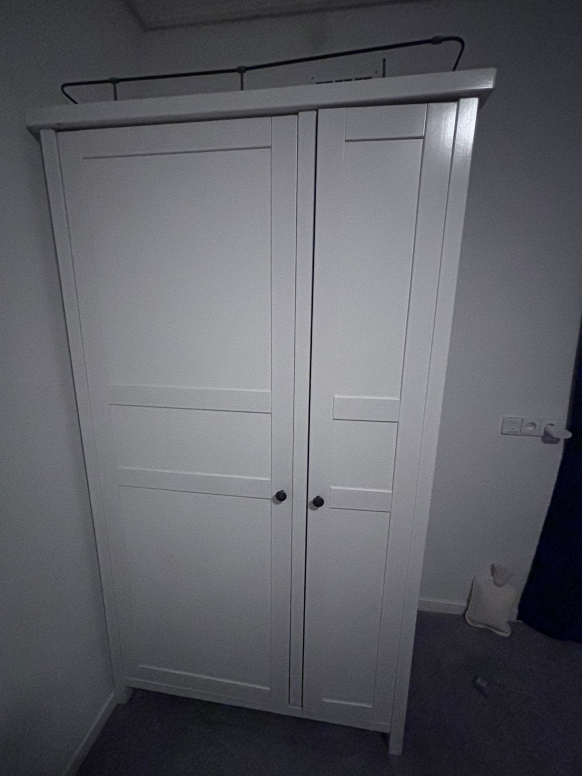 Witte kast met twee deuren, verschillende planken, een roede, Ophalen, 50 tot 100 cm, Zo goed als nieuw, Minder dan 100 cm