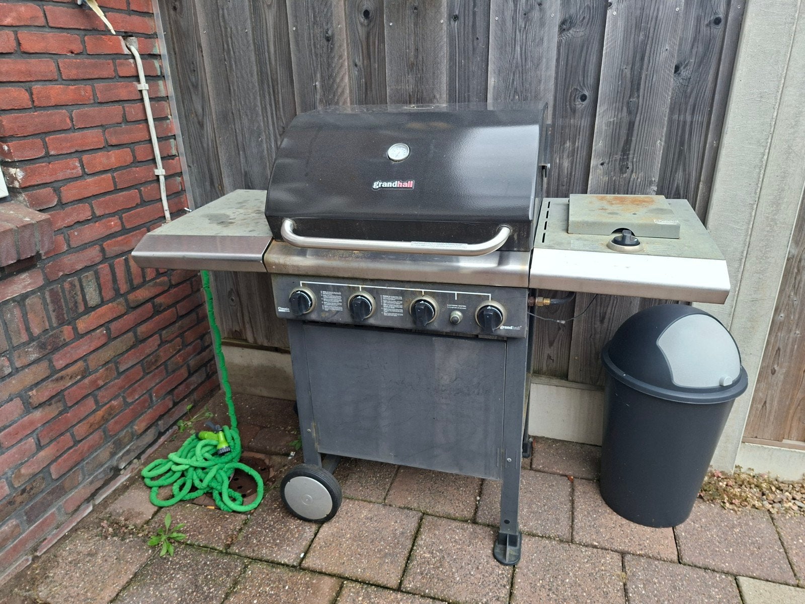 Gebruikte Grandhall gas BBQ met gasfles, Ophalen