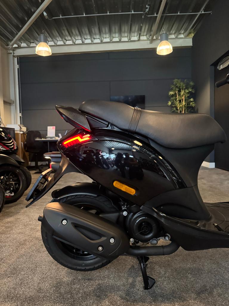 Piaggio Zip 50s | Nieuwstaat | Full option | 2024 | Brom, Ophalen, Maximaal 45 km/u, Zip, Zo goed als nieuw