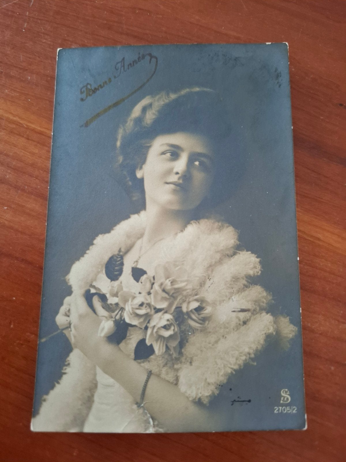 Oude Postkaart: Portret Vrouw met Bontkraag en Rozen, Ophalen of Verzenden, Voor 1920, Gelopen, Overige thema's