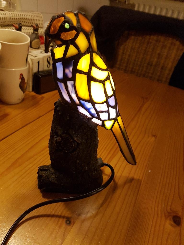 Tafellamp, Tiffanylamp Dwerg Papagaai op Boomstam, Klassiek, Nieuw, Ophalen of Verzenden, Glas