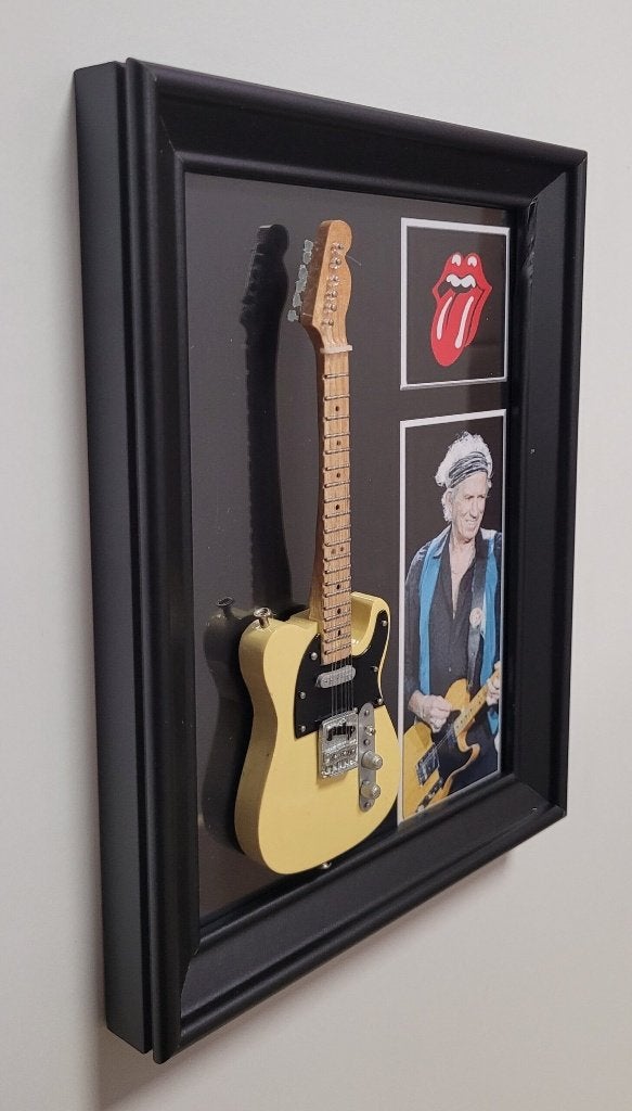 Keith Richards Rolling Stones miniatuur gitaar op lijst deco, Info@deconoord.nl, Deco Noord, Nieuw, Ophalen of Verzenden