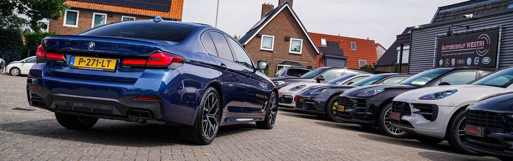 BMW 5-serie M550i xDrive Business Edition Plus | Head up Dis, Auto's, BMW, Automaat, Gebruikt, 2000 kg, 120 €/maand