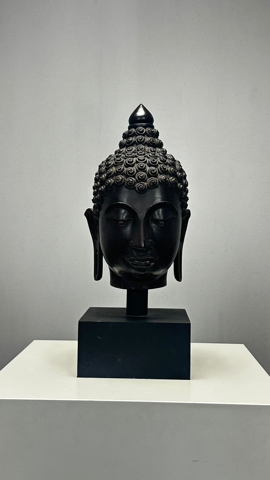 Bijzonder bronzen Boeddha hoofd beeld zwart sokkel kunst, Ophalen of Verzenden, Zo goed als nieuw