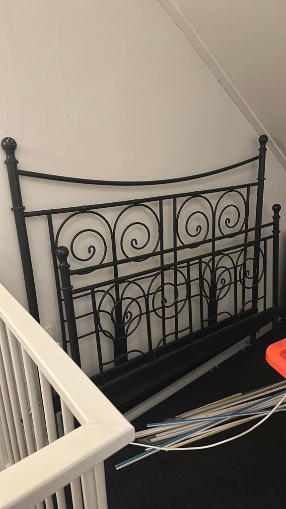 Sierlijk Twijfelaar Bedframe - Zwart Metaal, Huis en Inrichting, Ophalen, Gebruikt, Zwart, Twijfelaar