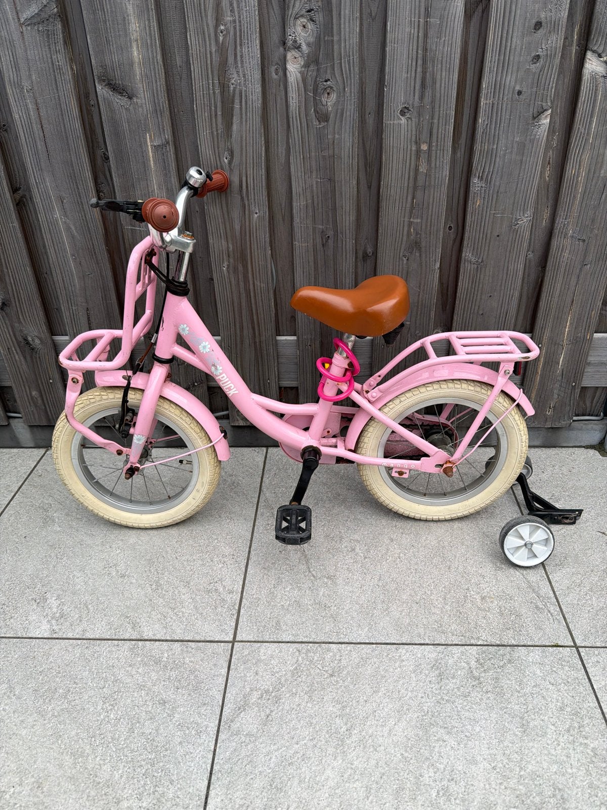 Roze puck kinderfiets met zijwieltjes - 14 inch, Fietsen en Brommers, Terugtraprem, Zijwieltjes, Gebruikt, Ophalen of Verzenden