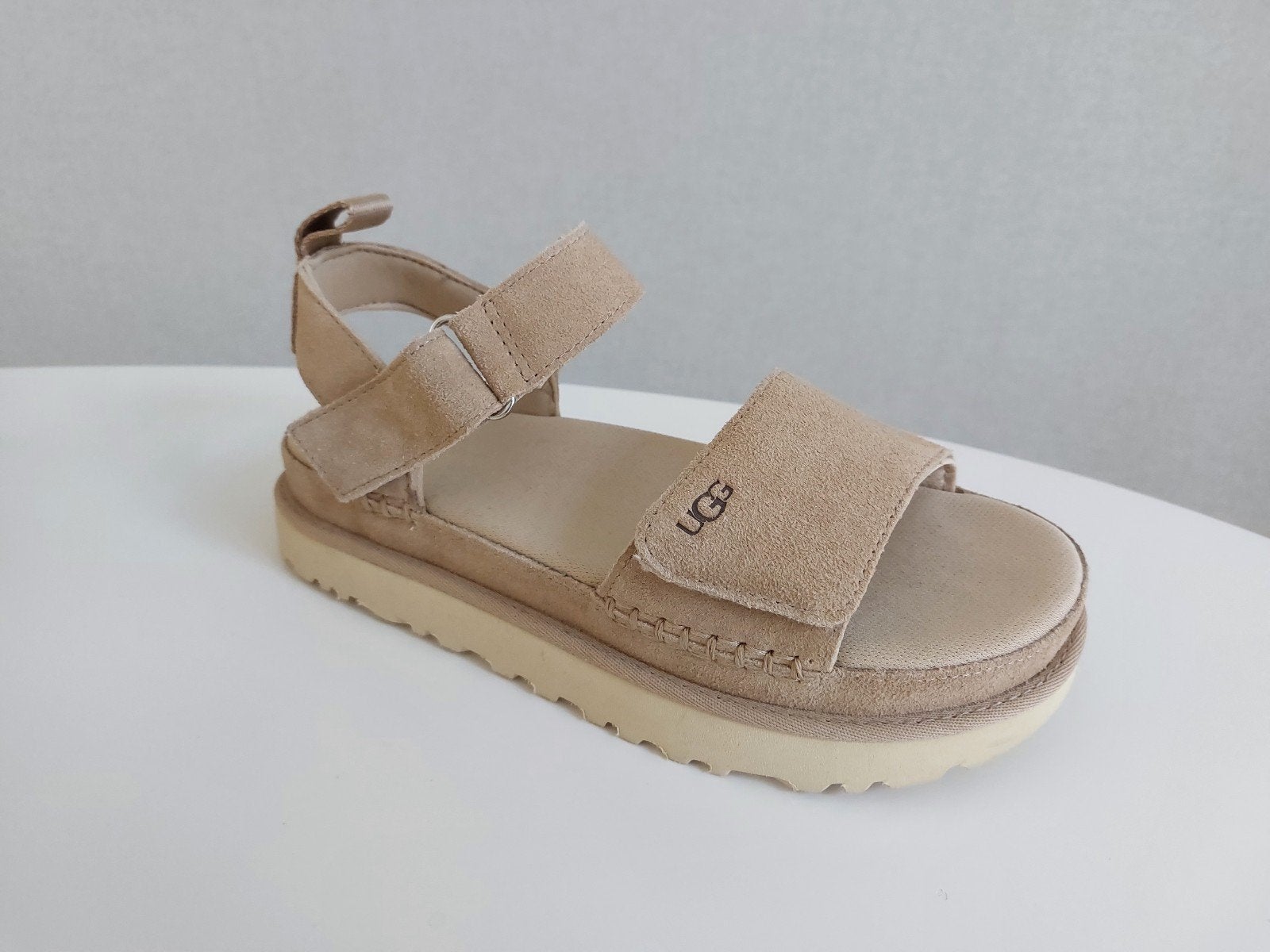 Nieuwe UGG Goldenstar Sandalen Beige Maat 39, UGG, Beige, Nieuw, Sandalen of Muiltjes