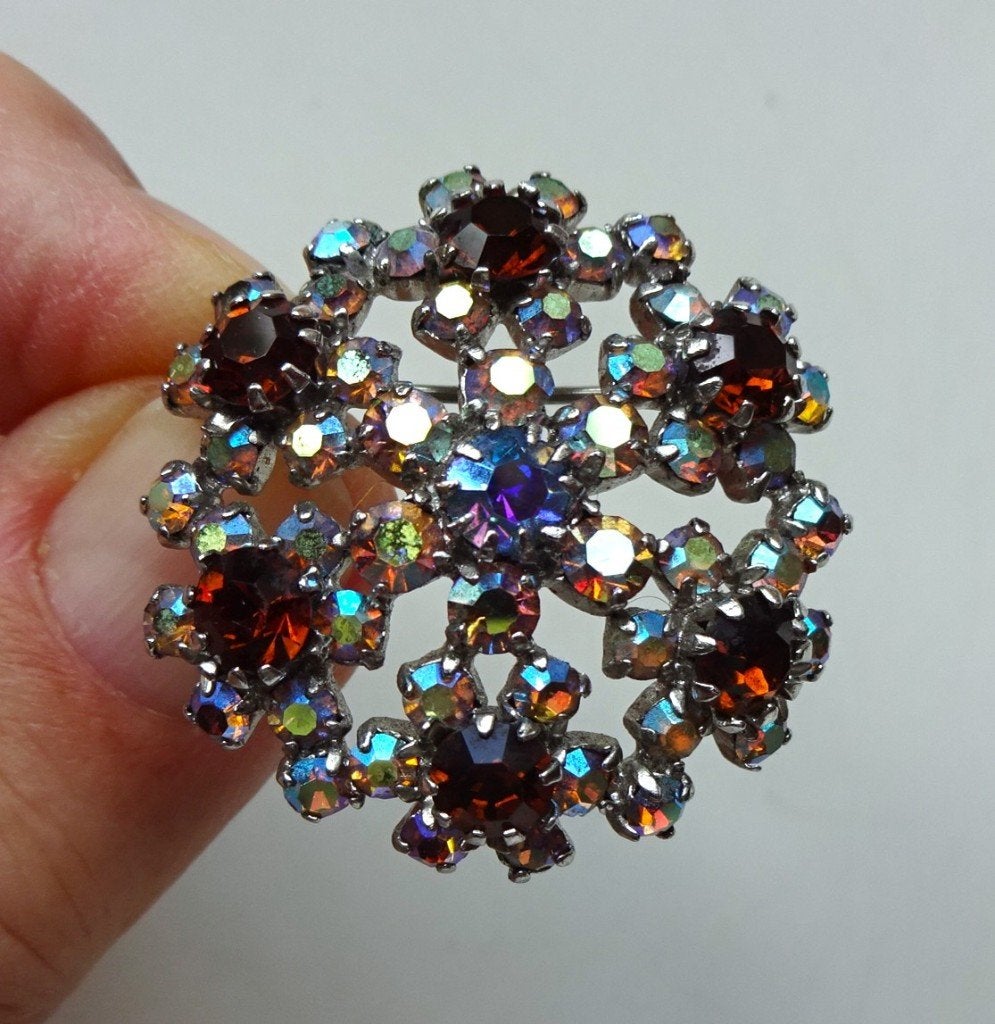 Jaren '50 broche: aurora borealis + bruine kristallen, Ophalen of Verzenden, Overige materialen, Broche